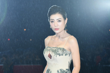 Cởi bỏ hình ảnh Luyến “lươn”, Thanh Hương diện đầm hai dây, gợi cảm dưới mưa lớn