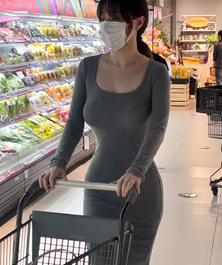 Cô gái mặc váy ôm sát cơ thể, đi chợ mua rau gây chú ý - 5