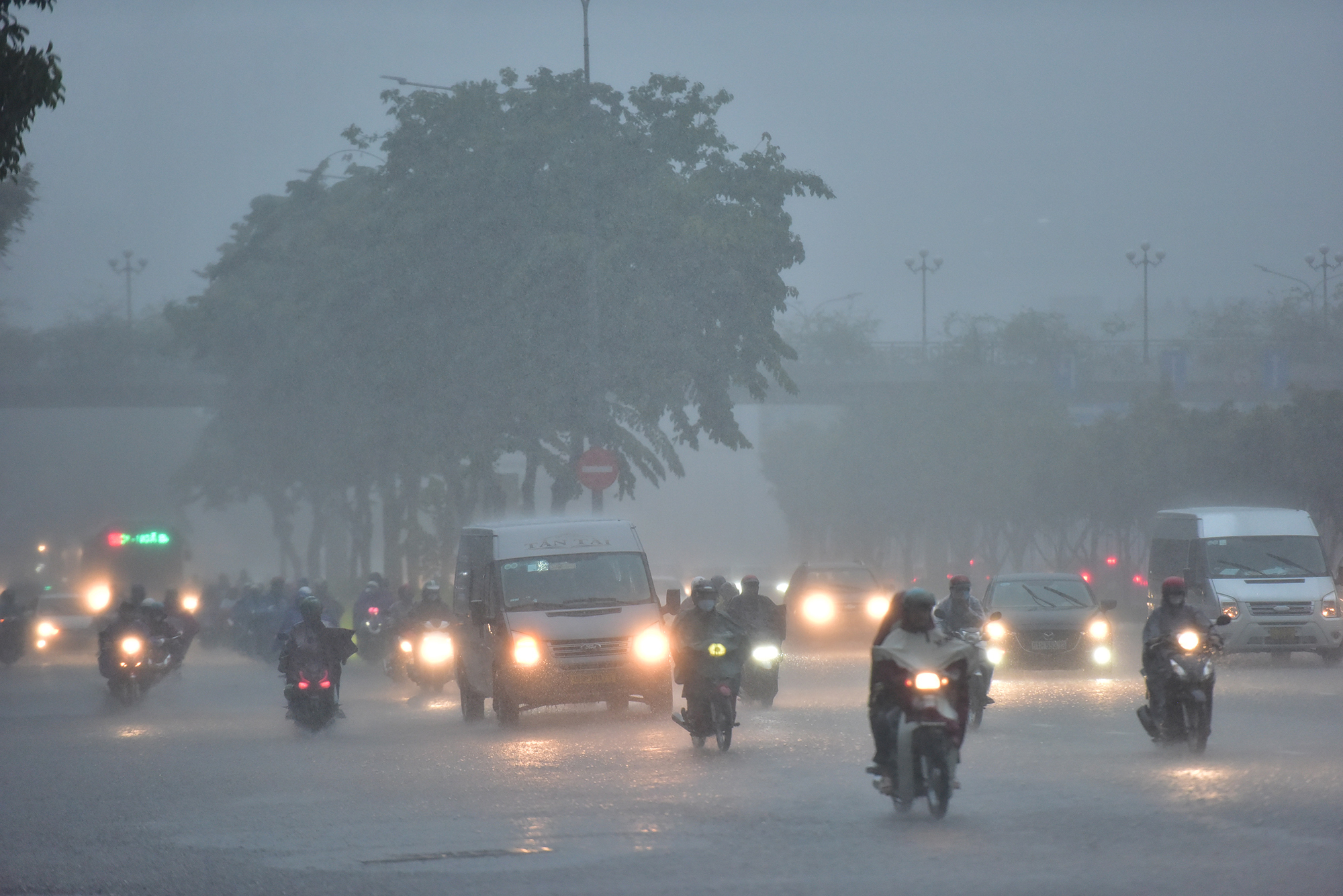 TP.HCM mưa xối xả giữa lúc tan tầm, người và xe khổ sở &#34;bơi&#34; trong biển nước - 1