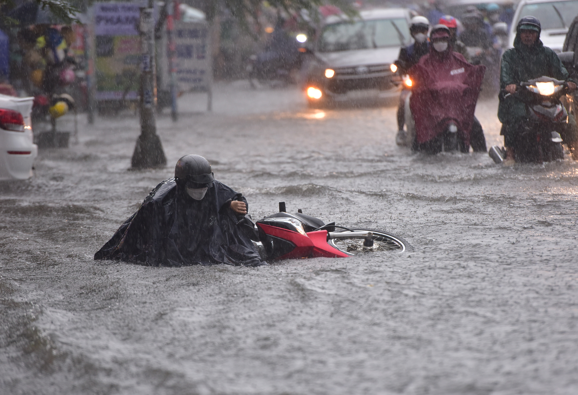 TP.HCM mưa xối xả giữa lúc tan tầm, người và xe khổ sở &#34;bơi&#34; trong biển nước - 10