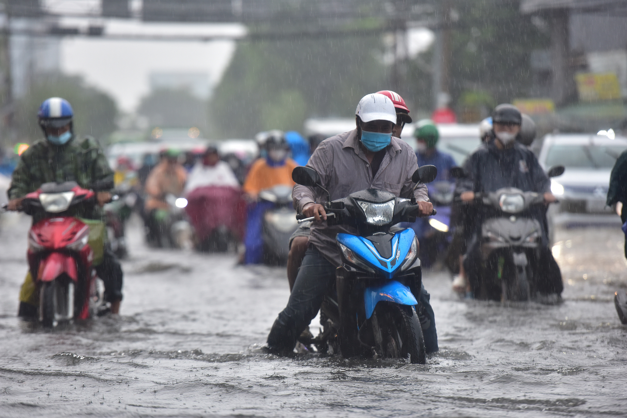 TP.HCM mưa xối xả giữa lúc tan tầm, người và xe khổ sở &#34;bơi&#34; trong biển nước - 11