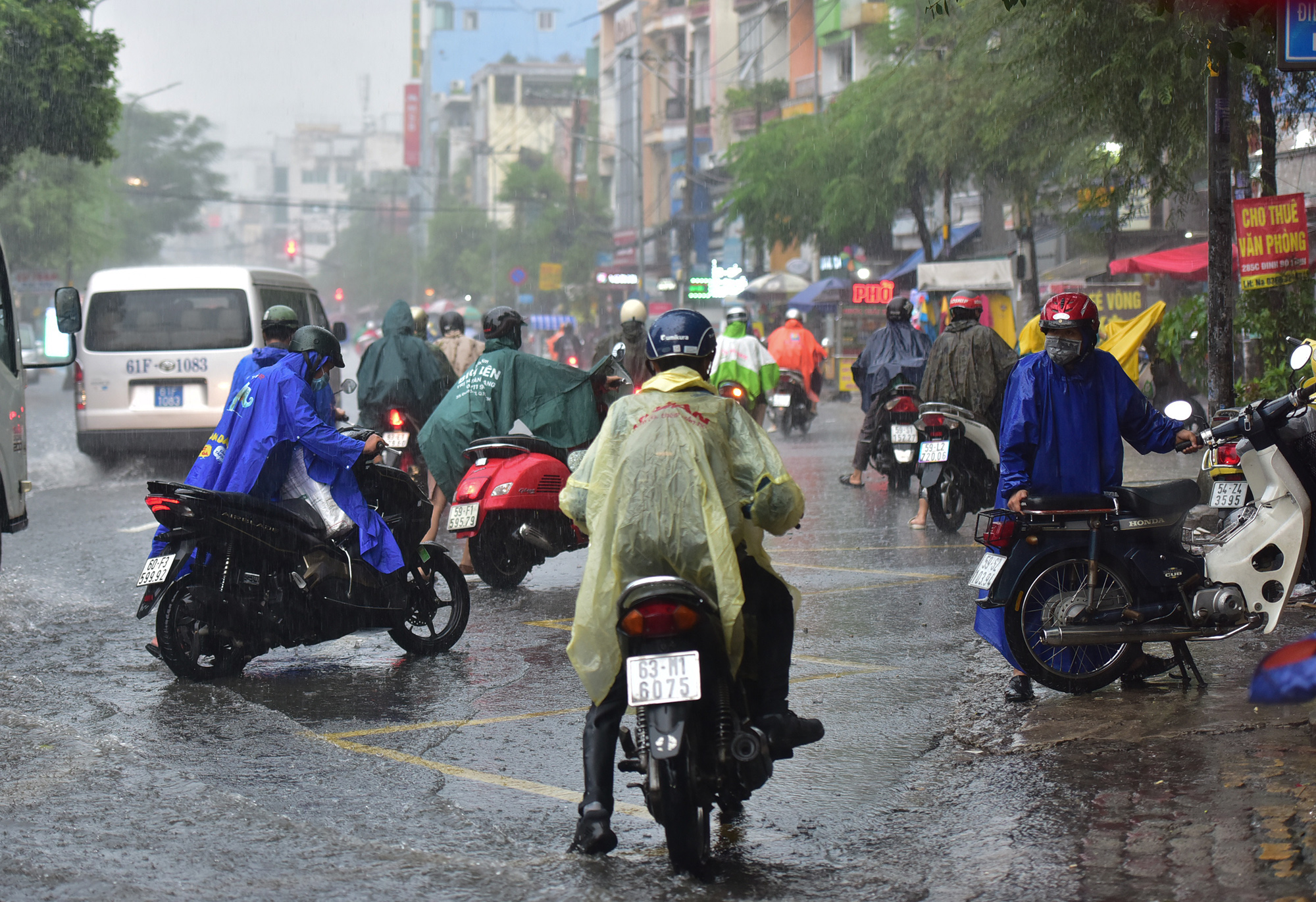 TP.HCM mưa xối xả giữa lúc tan tầm, người và xe khổ sở &#34;bơi&#34; trong biển nước - 12