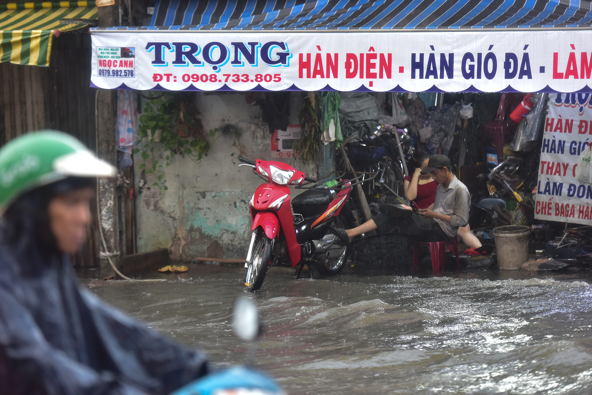TP.HCM mưa xối xả giữa lúc tan tầm, người và xe khổ sở &#34;bơi&#34; trong biển nước - 13