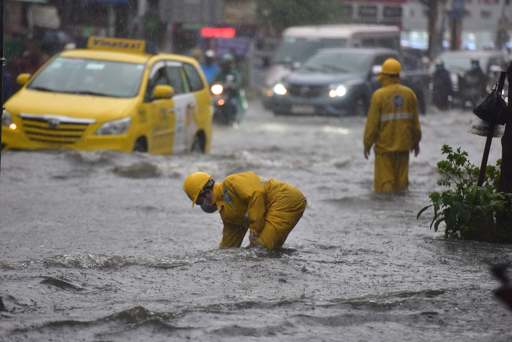 TP.HCM mưa xối xả giữa lúc tan tầm, người và xe khổ sở &#34;bơi&#34; trong biển nước - 14