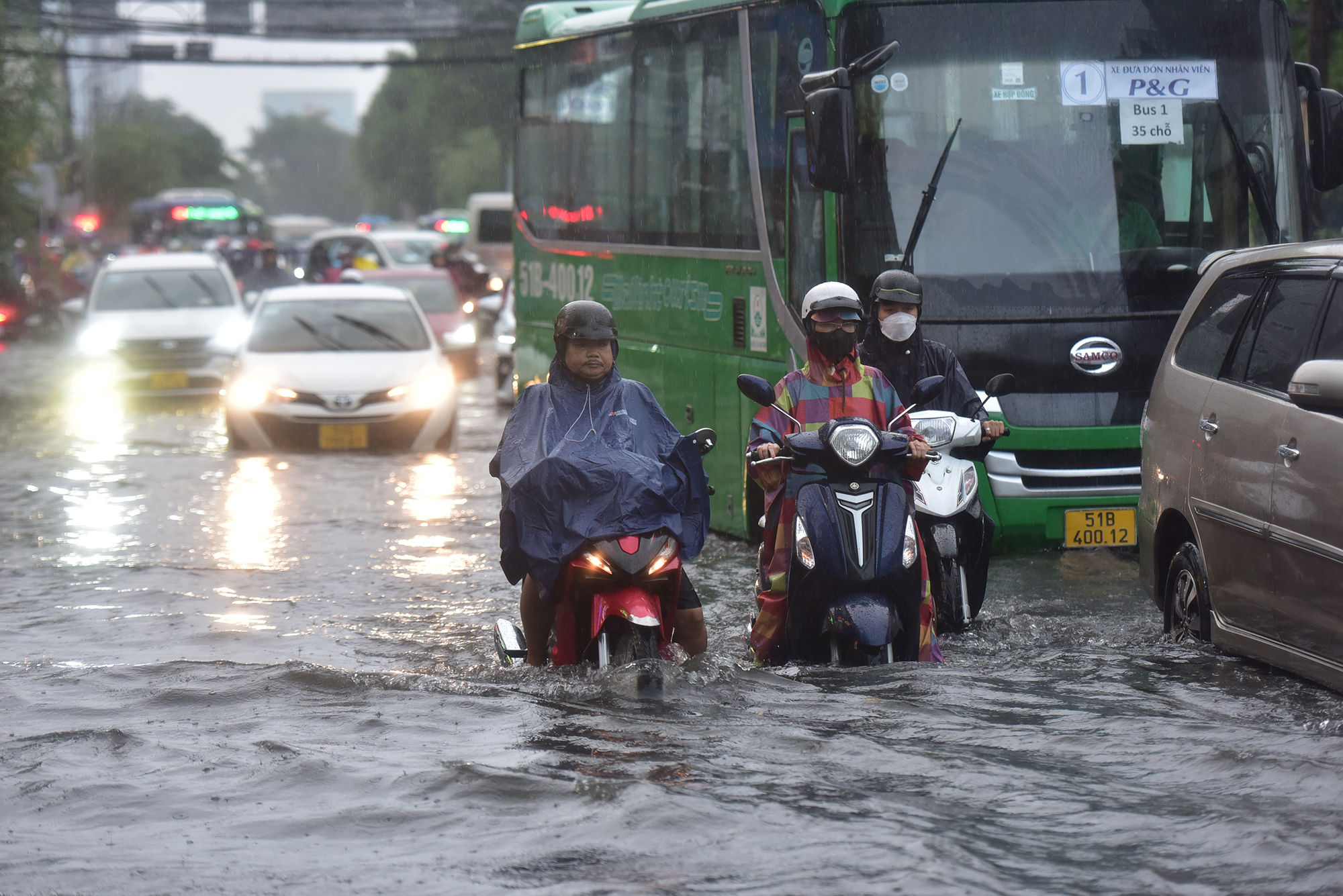 TP.HCM mưa xối xả giữa lúc tan tầm, người và xe khổ sở &#34;bơi&#34; trong biển nước - 15