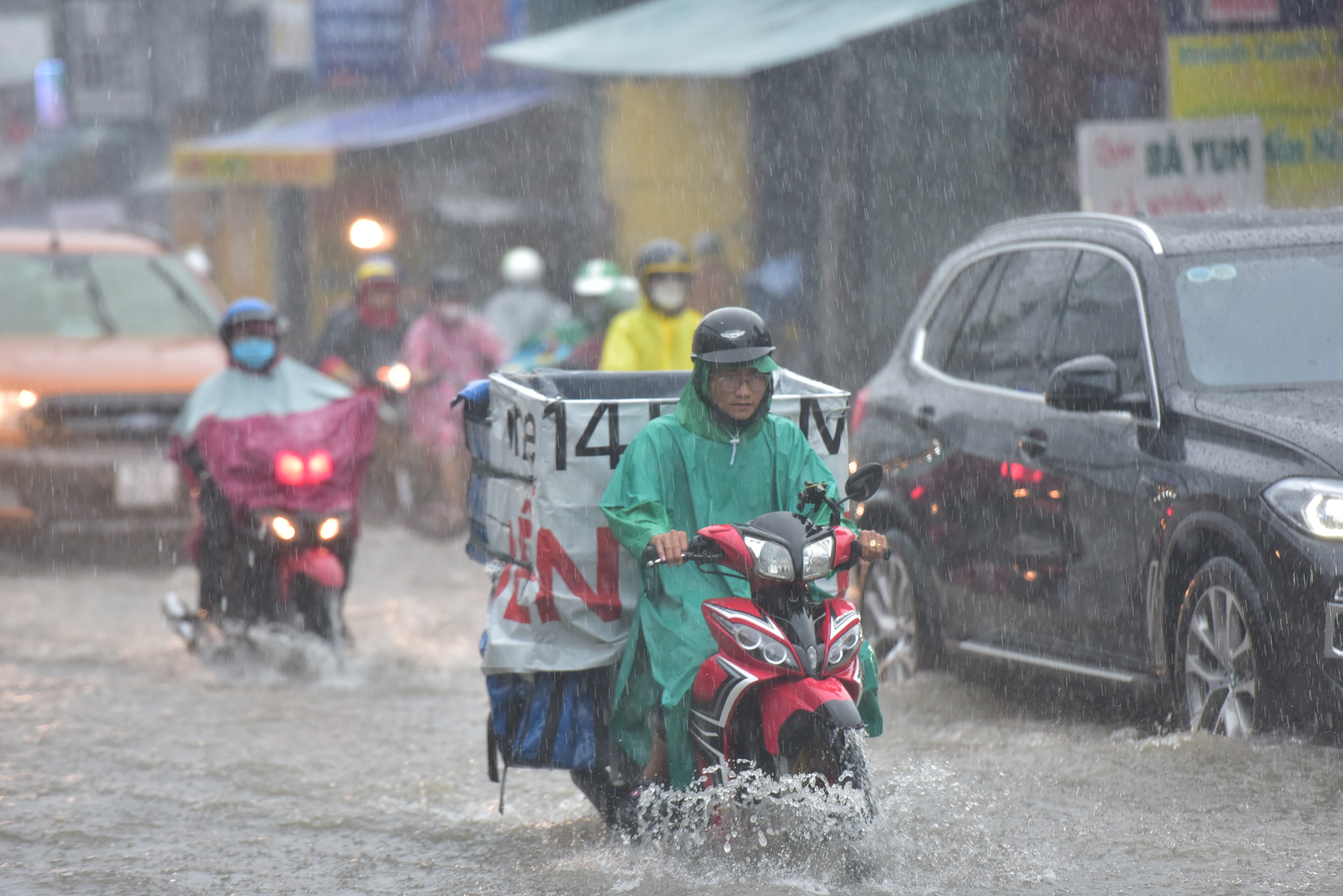 TP.HCM mưa xối xả giữa lúc tan tầm, người và xe khổ sở &#34;bơi&#34; trong biển nước - 2