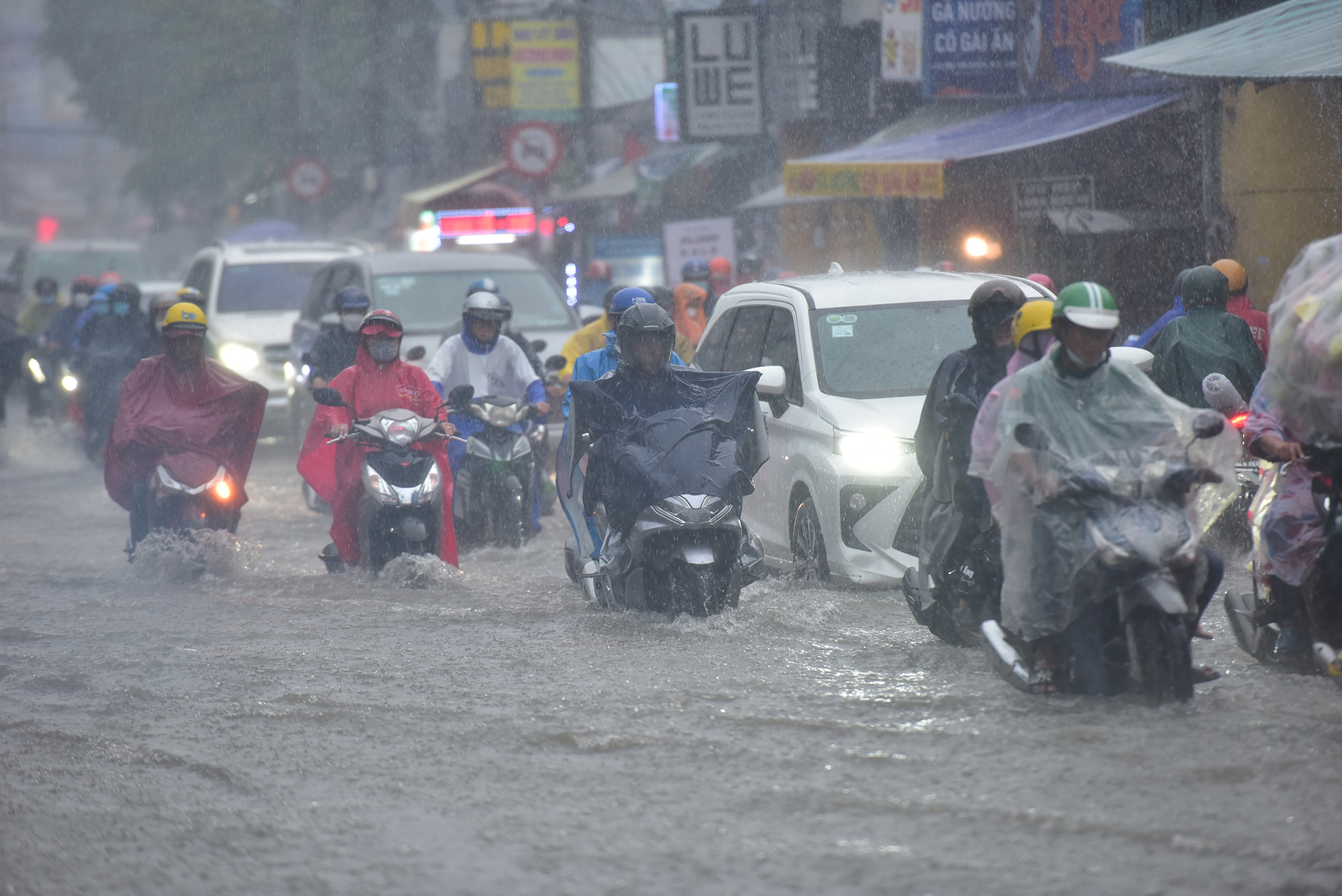 TP.HCM mưa xối xả giữa lúc tan tầm, người và xe khổ sở &#34;bơi&#34; trong biển nước - 3