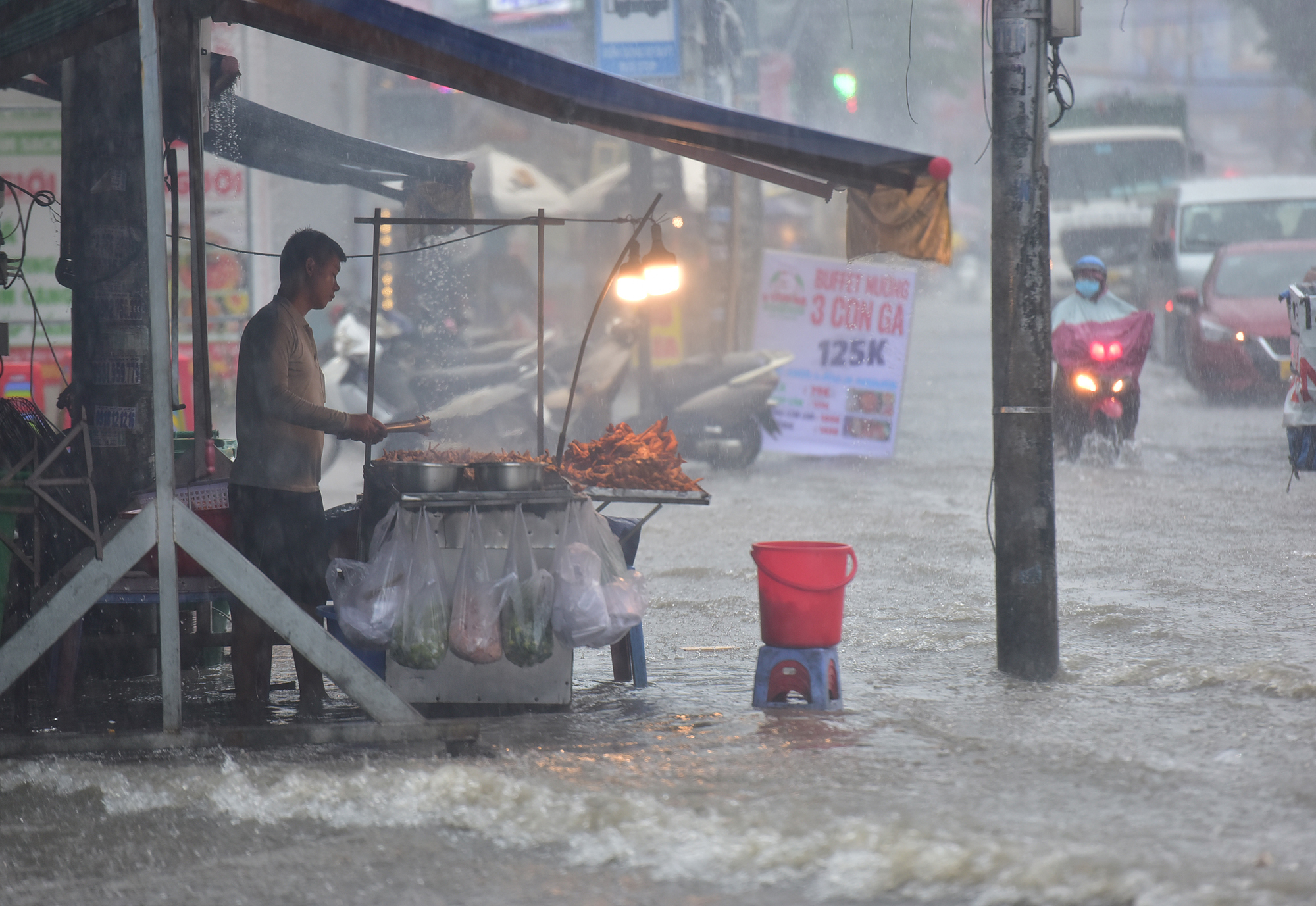 TP.HCM mưa xối xả giữa lúc tan tầm, người và xe khổ sở &#34;bơi&#34; trong biển nước - 4