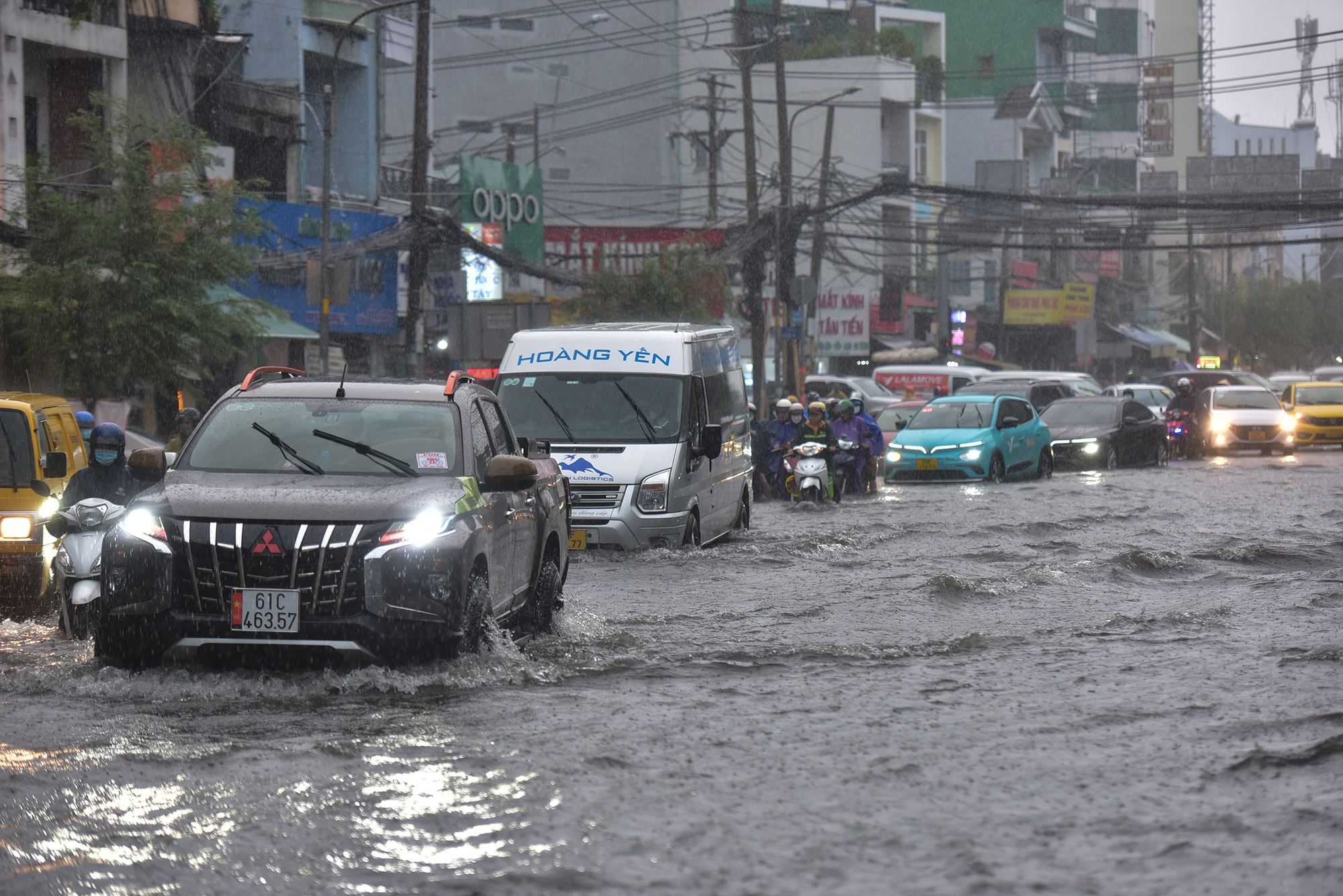 TP.HCM mưa xối xả giữa lúc tan tầm, người và xe khổ sở &#34;bơi&#34; trong biển nước - 6