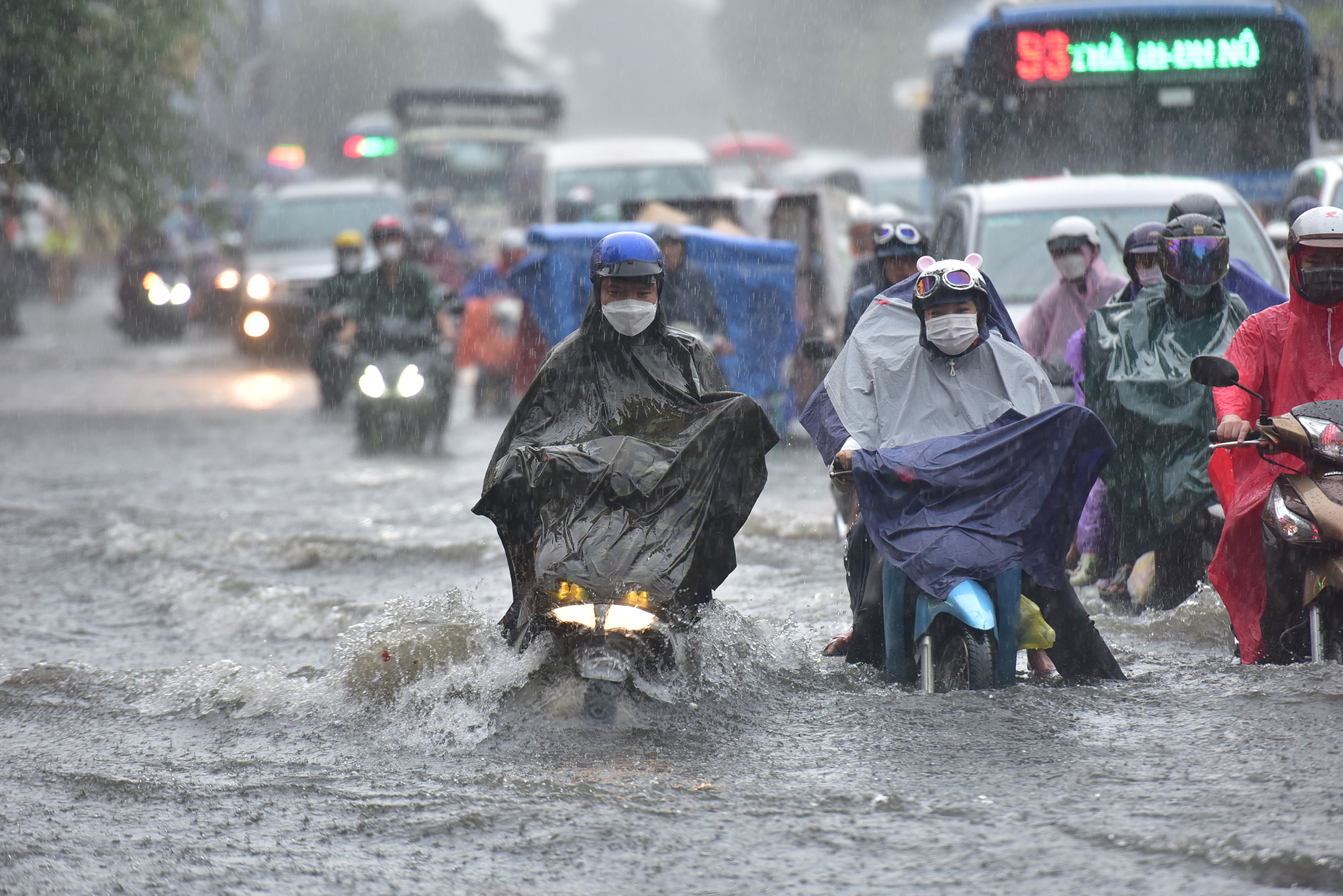 TP.HCM mưa xối xả giữa lúc tan tầm, người và xe khổ sở &#34;bơi&#34; trong biển nước - 7