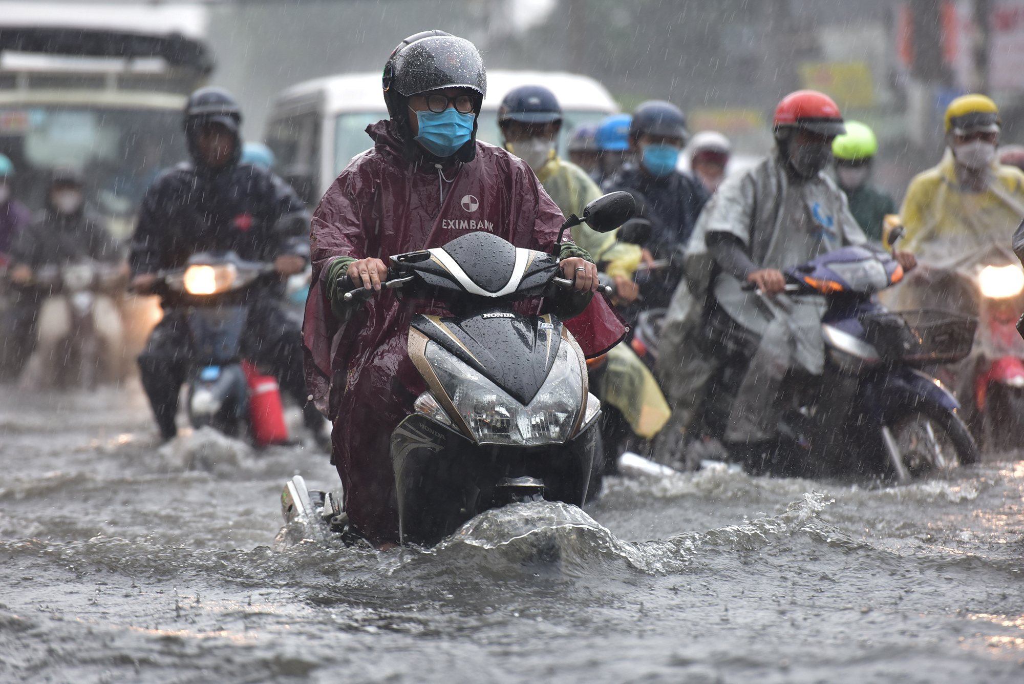 TP.HCM mưa xối xả giữa lúc tan tầm, người và xe khổ sở &#34;bơi&#34; trong biển nước - 8