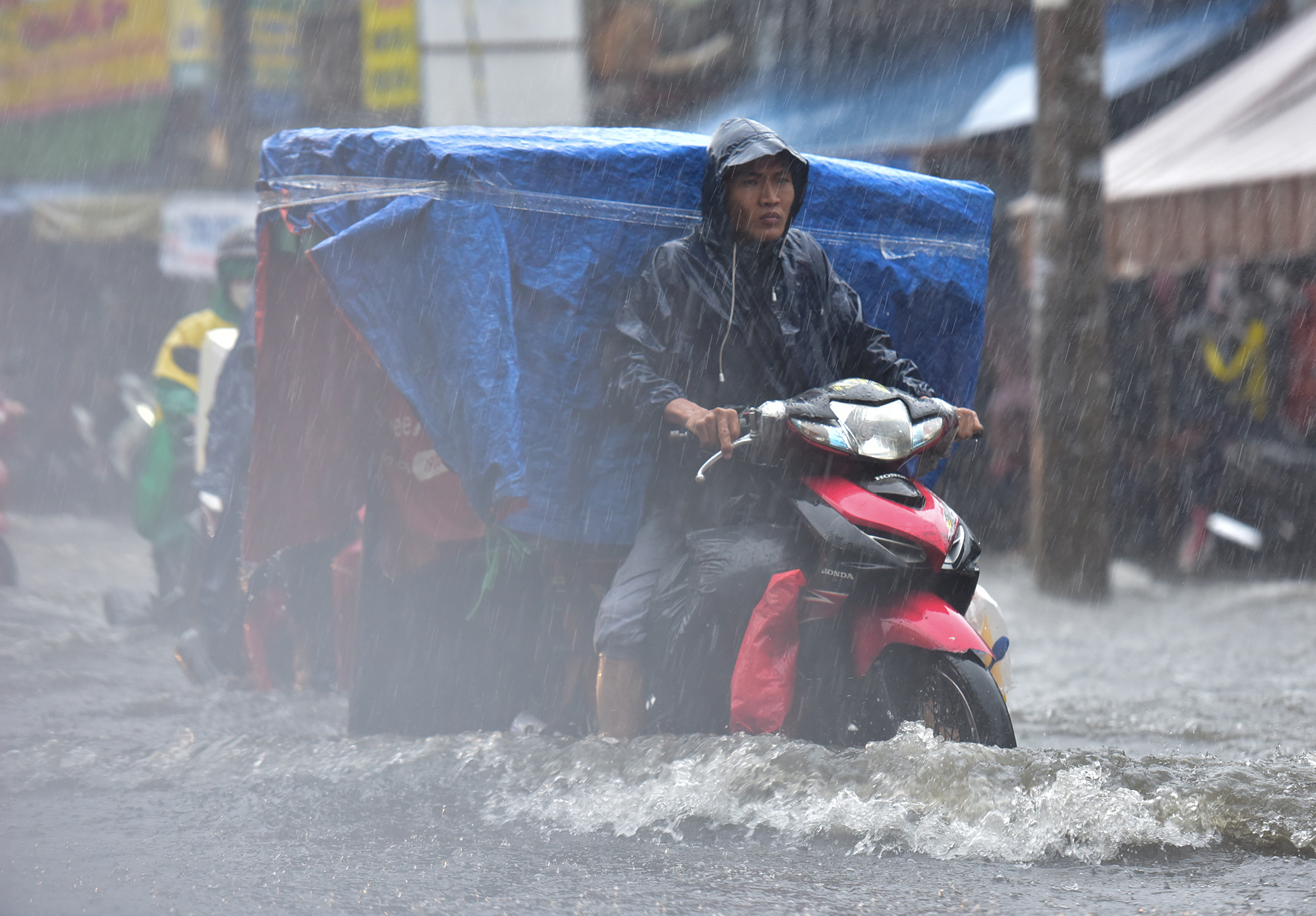 TP.HCM mưa xối xả giữa lúc tan tầm, người và xe khổ sở &#34;bơi&#34; trong biển nước - 9