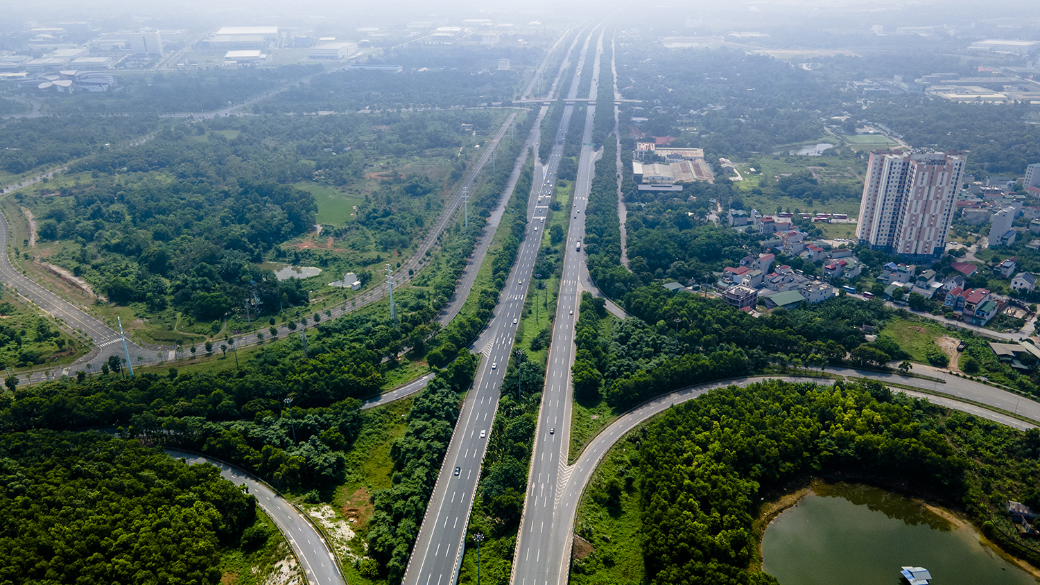 Đại lộ hiện đại nhất Việt Nam đẹp ngỡ ngàng nhìn từ trên cao - 1