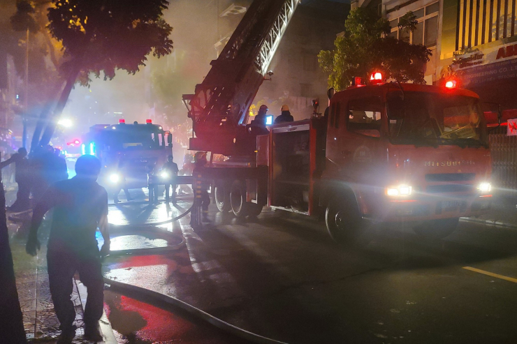 TP HCM: Cháy nhà hàng 7 tầng ở quận 1, nhiều người tháo chạy - 1