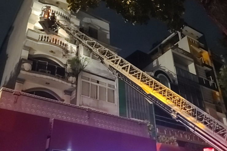 TP HCM: Cháy nhà hàng 7 tầng ở quận 1, nhiều người tháo chạy - 2