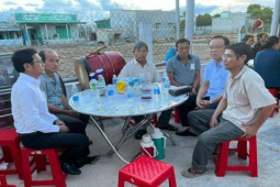 Ninh Thuận: 5 ngư dân ngạt khí trong hầm tàu, 1 người qua đời