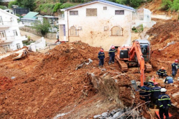 Sạt lở ở Đà Lạt: Đưa thi thể vợ chồng thợ xây ra khỏi đống đổ nát