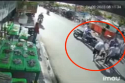 Clip: Xe máy chạy khó lường bị tông cực mạnh, 4 người ngã tứ phía