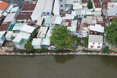 Ảnh: Hàng chục căn nhà bị sụt lún, nghiêng ngả do sạt lở bờ kênh ở TP.HCM