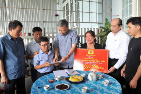 Vụ tấn công trụ sở xã ở Đắk Lắk: Đại tướng Tô Lâm thăm hỏi gia đình các liệt sĩ