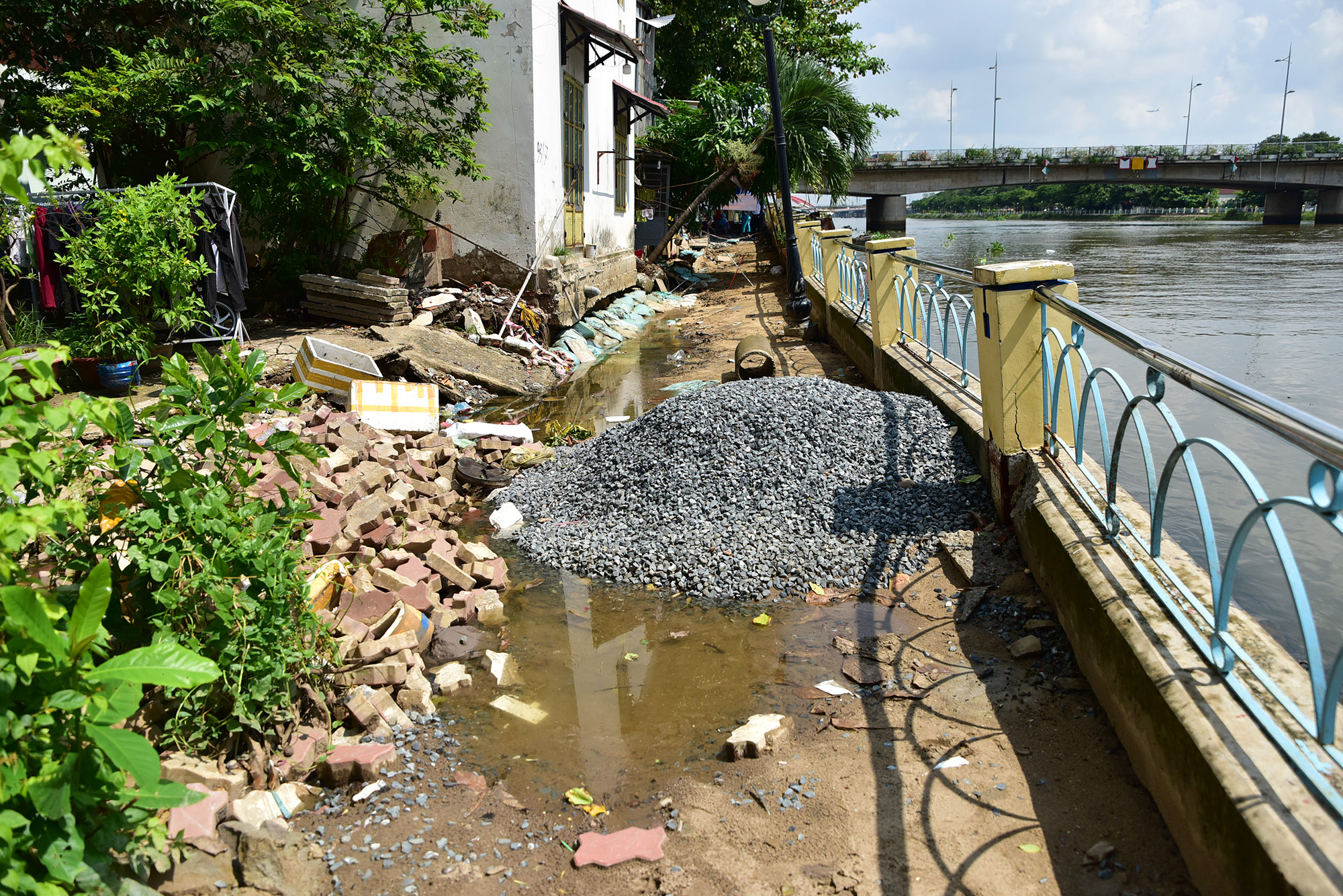 Ảnh: Hàng chục căn nhà bị sụt lún, nghiêng ngả do sạt lở bờ kênh ở TP.HCM - 12