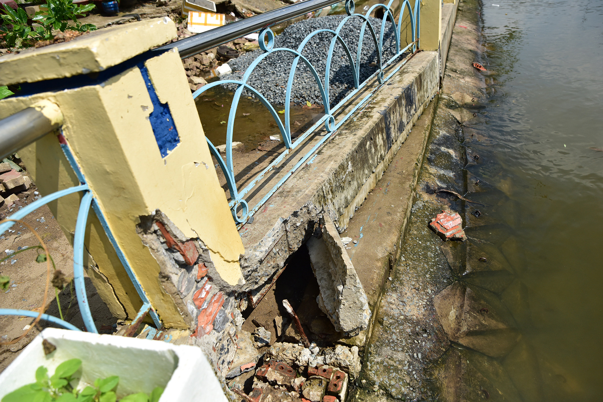 Ảnh: Hàng chục căn nhà bị sụt lún, nghiêng ngả do sạt lở bờ kênh ở TP.HCM - 13