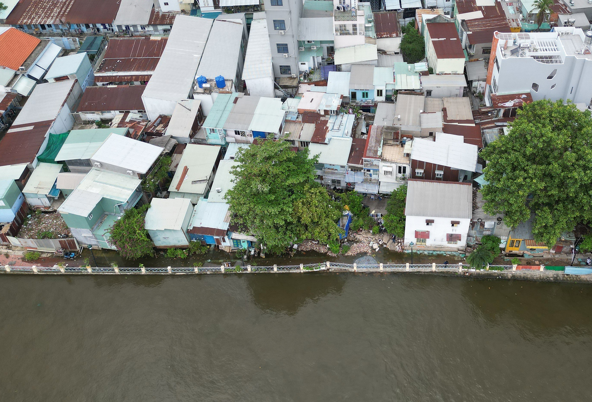 Ảnh: Hàng chục căn nhà bị sụt lún, nghiêng ngả do sạt lở bờ kênh ở TP.HCM - 2