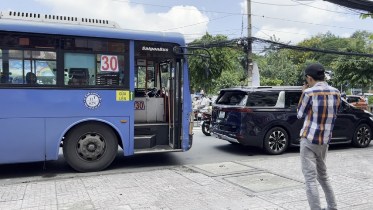 Xe buýt nghi mất phanh tông nhiều ô tô dừng đèn đỏ - 1