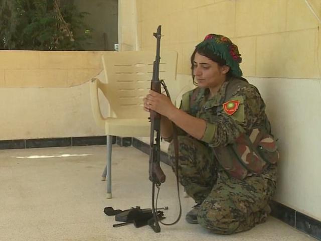 Nữ nô lệ tình dục cầm súng thề trả thù khủng bố IS