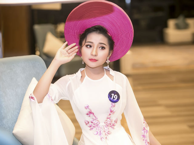 ”Cô gái xứ Nghệ” Ngọc Ánh gây ấn tượng trong đêm chung kết Dân gian Sao Mai 2017