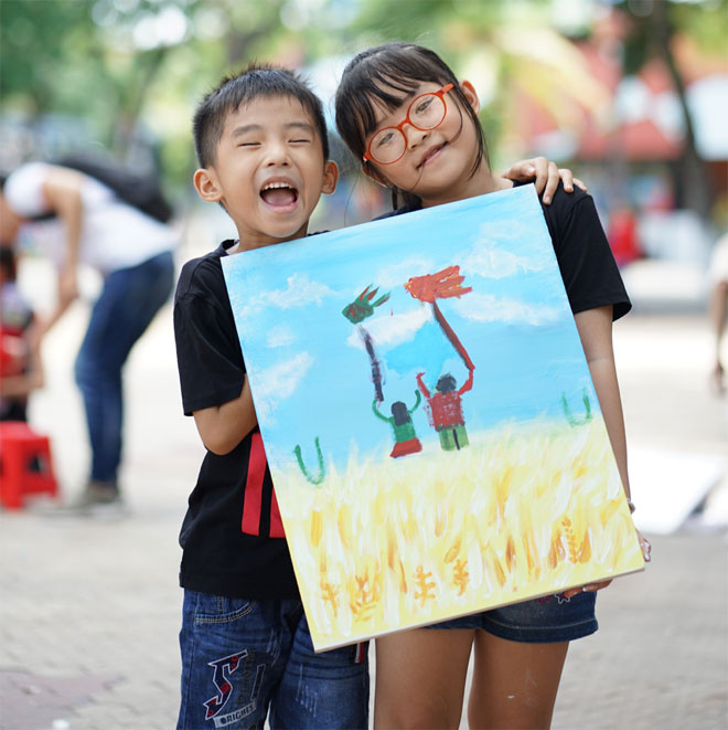 Trẻ Em Say Mê Vẽ Bức Tranh Mùa Hè Tuổi Thơ Trong Ngày Gia Đình Việt Nam