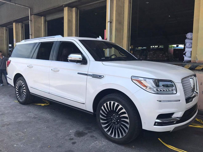 Lincoln Navigator "L" về Việt Nam giá hơn 9 tỷ đồng - 1