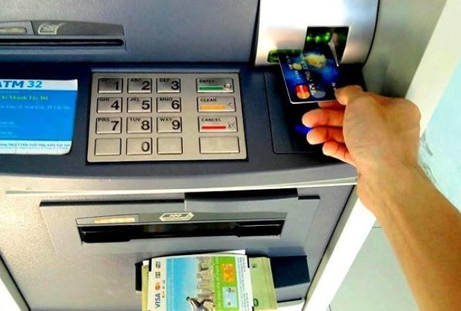 Ngân hàng lại tăng phí ATM nội mạng - 1