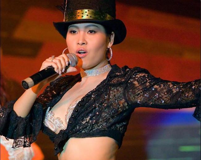 Minh Thư đoạt danh hiệu Hoa hậu điện ảnh năm 1995. Trong bộ phim “Gái nhảy” của đạo diễn Lê Hoàng, Minh Thư vào vai Hạnh “cave”.