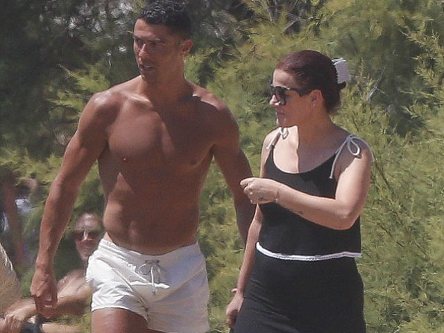 Bóng đá - Ronaldo đến Juventus lương 2,5 tỷ VNĐ/ngày đang ăn chơi ở đâu?