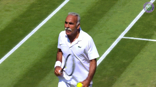"Trơ tráo" nhất Wimbledon: Vừa thi đấu vừa tán gái gây "nhức nhối" - 1