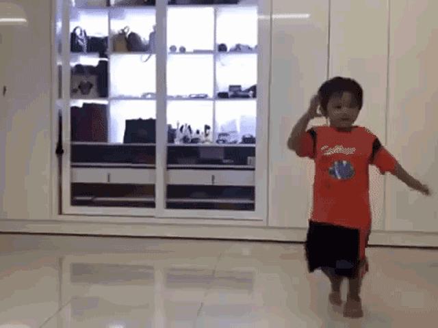 Mới 3 tuổi, quý tử nhà Khánh Thi đã khiêu vũ chuyên nghiệp như bố mẹ