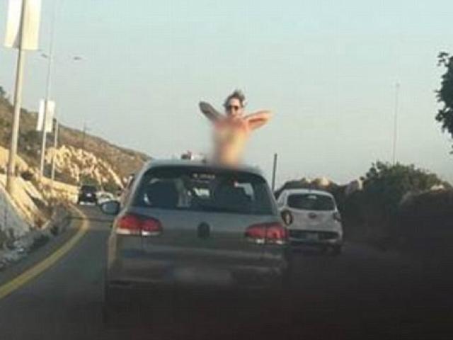 Cô gái để lộ ngực trần giữa phố Liban gây tranh cãi
