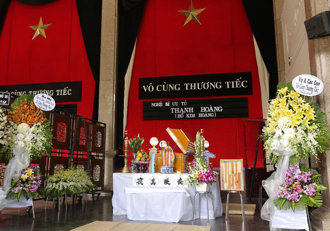 Vợ Thanh Hoàng khóc ngất trong tang lễ, nhiều nghệ sĩ đến động viên - 1