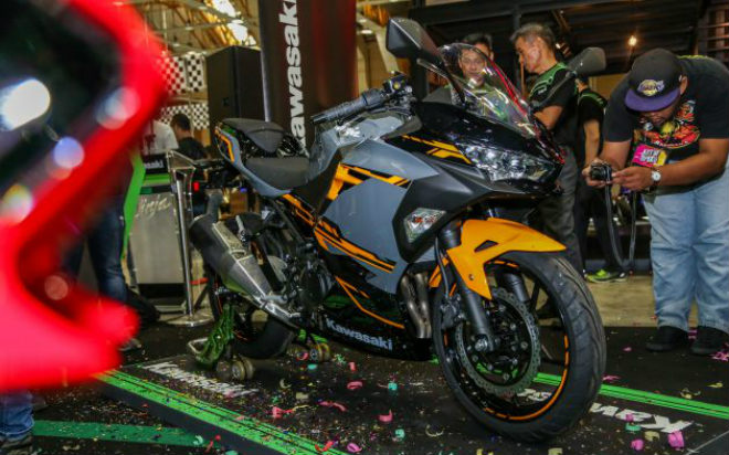 Kawasaki Ninja 250 2019  đối thủ Honda CBR250RR trình làng