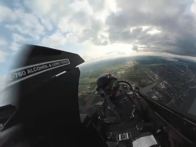 Chóng mặt xem tiêm kích F-16 nhào lộn từ góc nhìn trong khoang lái