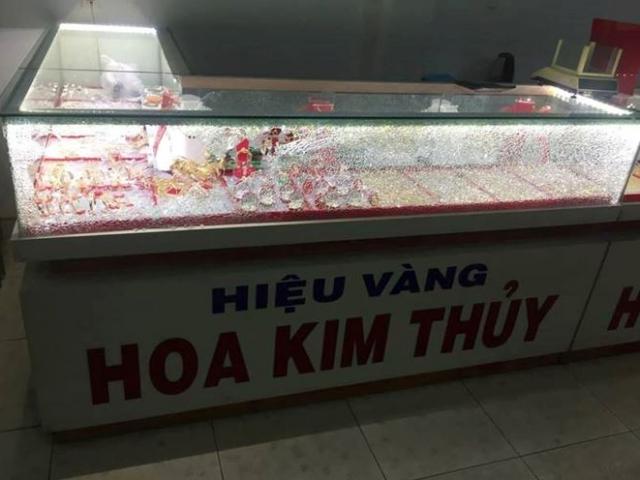 Băng cướp đi ô tô, mang theo súng xông vào cướp tiệm vàng ở Sơn La 1533364719 467 thumbnail Băng cướp đi ô tô, mang theo súng xông vào cướp tiệm vàng ở Sơn La