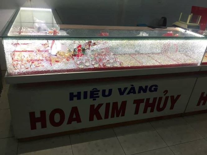 Thanh niên bịt mặt cướp tiệm vàng táo tợn ở Quảng Nam - 1