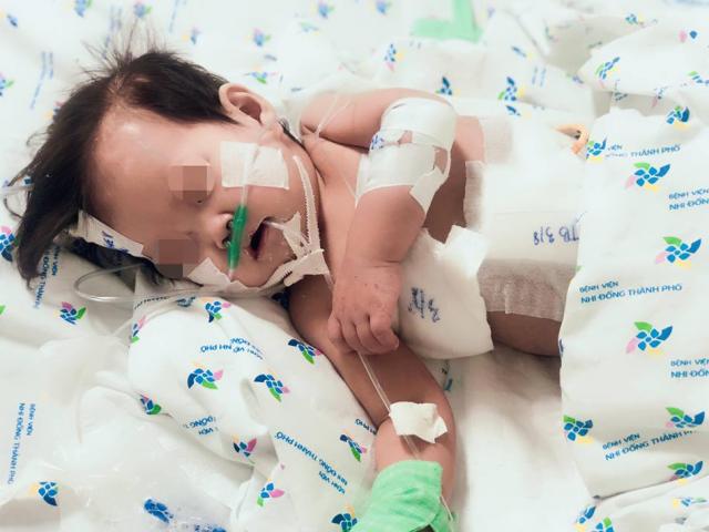 Sốc: Bé gái 10 tháng tuổi thủng thực quản, phổi kháng tất cả kháng sinh