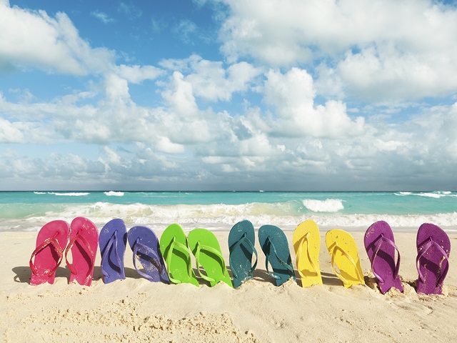 Bạn có biết 5 kiểu giày chuyên dùng ra biển? - 1