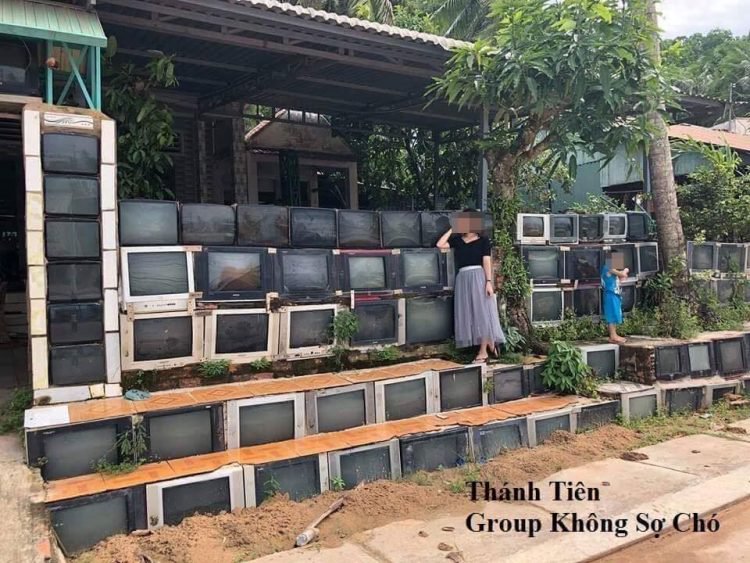 Ảnh hàng rào bằng ti vi cũ ở Việt Nam được lên báo nước ngoài - 1