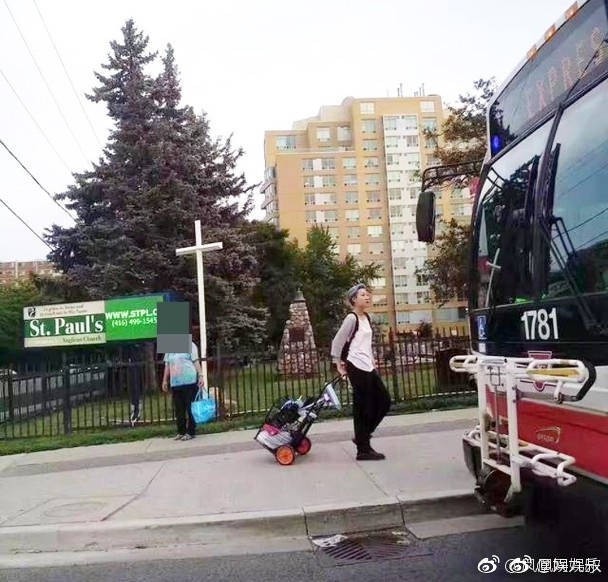 Tình cảnh bi đát của cô con gái Thành Long đang vất vưởng ở Canada - 1