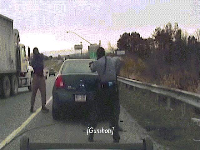 Khoảnh khắc cảnh sát Mỹ đấu súng kịch tính với kẻ đi quá tốc độ