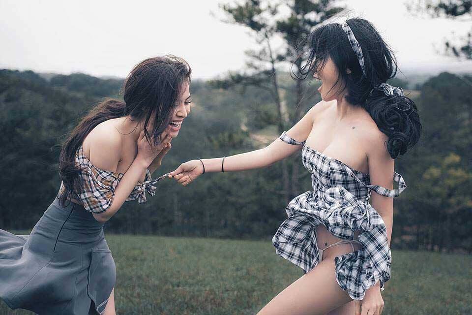 Mỹ nhân hớ hênh phản cảm cùng Á hậu ở Đà Lạt hóa ra là "người quen" - 1