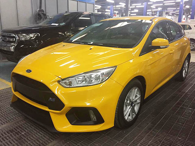 Ford Focus Trend Được Đại Lý Lắp Thêm Bodykit 